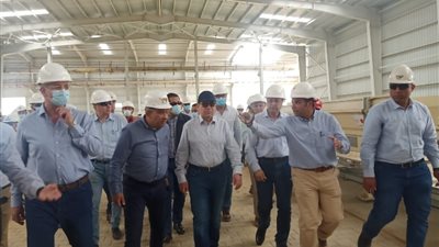 وزير البترول يتفقد مشروع مصنع انتاج الالواح الخشبية متوسطة الكثافة MDF