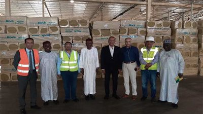 سفير نيجيريا بالقاهرة يقوم بجولة تفقدية لمصنع جلاس روك للعزل بالسادات