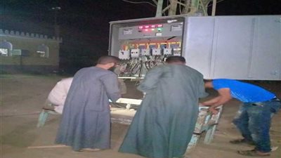 فريق طوارئ كهرباء المراغه ينجح فى إعادة تشغيل التيار واستقراره..وأهالى القرية يثنون على الآداء