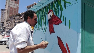 رسام يبدع فى الرسم علي أكشاك الكهرباء والغاز بدمياط