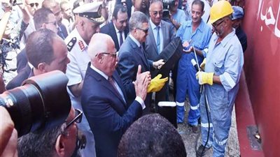 صور.. رئيس هيئة قناة السويس ومحافظ بورسعيد يشهدان تدشين القاطرة «عبدالحميد يوسف»