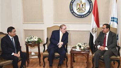 الملا يستقبل رئيس JNG الصينية المتخصصة فى حماية البيئة بمشروعات التكرير والبتروكيماويات