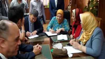 رئيس نقل الكهرباء توقع ٣ عقود جديدة بقيمة  985 مليون جنيه