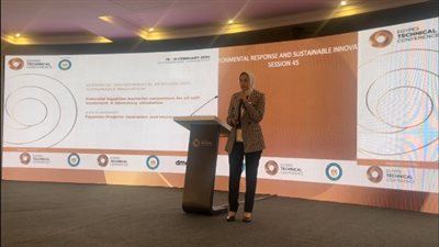 كيميائية من «إيبروم» تستعرض ورقة عن محاكاة معملية لمعالجة تسربات البترول بإستخدام تحالف بكتيري مصري