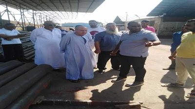 بالجلباب البلدى..رئيس القناة للكهرباء يقوم بجولة تفقدية بالورش الرئيسية