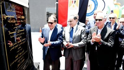 وزير البترول ومستشار الرئيس للتخطيط ورئيس الشركة الوطنية للطرق يفتتحون محطة الوقود بالتجمع الخامس