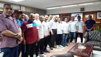 «ضرغام» و«صلاح» يلتقون فريقا الشركة المشاركين فى دورى الشركات ببورسعيد