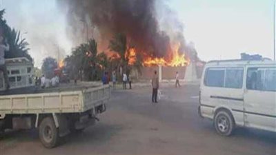 بالصور.. 20 سيارة إطفاء للسيطرة على حريق مصنع كارتون ببرج العرب