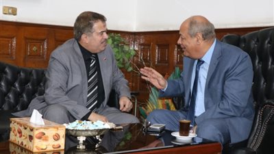 لأكثر من ساعتين..توافد القيادات على 