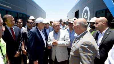 صور.. رئيس الوزراء يتفقد محطات شحن الأتوبيسات بالكهرباء بشرم الشيخ