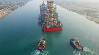 صور.. وحدة إنتاج وتخزين الغاز الطبيعي المسال  ENERGEAN POWER  تعبر بأمان قناة السويس