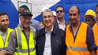 شاكر ودسوقى يلتقطون صور تذكارية مع العاملين بمركز أبحاث الجهد الفائق