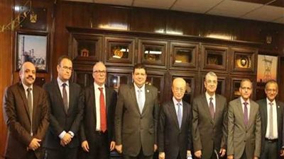 وفد برئاسة وزير الكهرباء يغادر القاهرة متوجها لفيينا