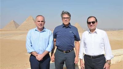 الملا ووزير الطاقة الأمريكي يزوران أهرامات الجيزة
