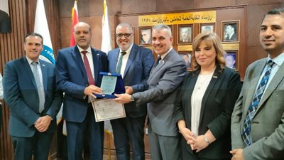 نقابة البترول تكرم عمرو خفاجي بشركة الحمرا أويل