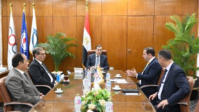 مباحثات مع 