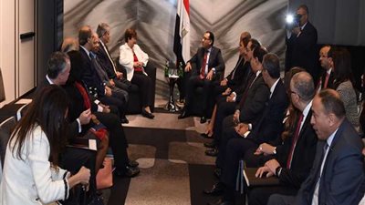 الملا يدعو رئيس البنك الدولي لتمويل مشروع تحويل «الميكروباص» للعمل بالغاز وإقامة محطات