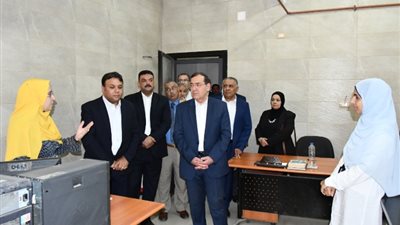 وزير البترول يتفقد تطوير المعامل المركزية لهيئة الثروة المعدنية