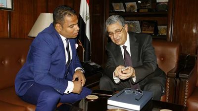 على هاتفه الشخصى ..ننشر شكاوى المواطنين لوزير الكهرباء