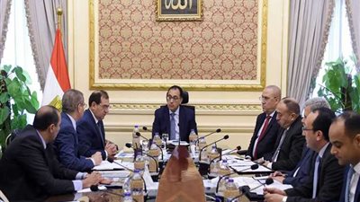 رئيس الوزراء يجتمع بوزيري البترول والكهرباء يعقد لمتابعة موقف شكاوى المواطنين من فواتير الكهرباء والغاز