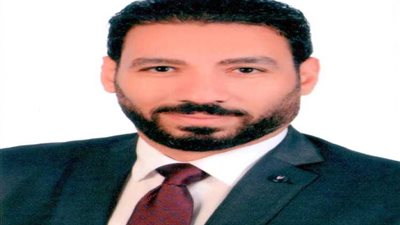 محمد العليمى يكتب:-القانون تحكمه مواده..والشارع يحكمه الفيسبوك