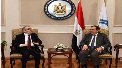 الملا لرئيس مؤسسة النفط: قطاع البترول المصري مستعد للمساهمة في إعادة تأهيل البنية التحتية في ليبيا