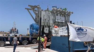 ميناء العريش يستقبل معدات محطة الكهرباء البخارية