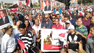 بالصور.. عبدالمطلب يتقدم مسيرة «السهام البترولية» لدعم الرئيس والجيش