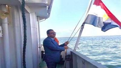 عادل عياد يرفع العلم المصرى على الناقلة البحرية cpc3 بالإسكندرية