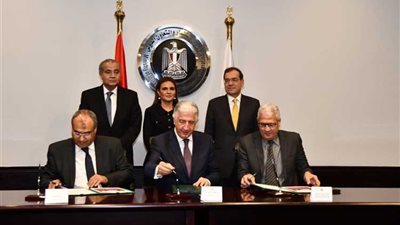 بحضور 3 وزراء.. توقيع اتفاق لدعم سلع بترولية وتموينية بـ 1.1 مليار دولار لعام 2020