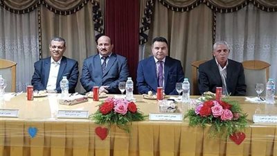 بالصور.. «أسيوط للتكرير» تكرم مدير الشئون المالية لبلوغه سن التقاعد