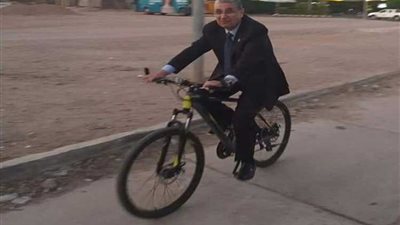 وزير الكهرباء ورئيس «القناة» يستقلان دراجة خلال جولة بشرم الشيخ