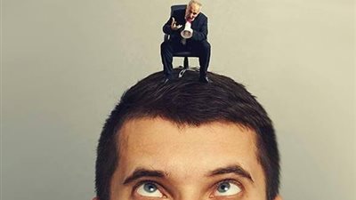 من يقف نفوذ وهيمنة وتدخلات مدير الشئون القانونية بإحدى شركات التوزيع؟؟