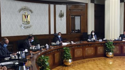 رئيس الوزراء يستعرض آليات وحوافز الاستثمار في خامات الكوارتز والرمال البيضاء