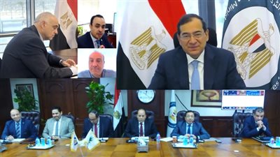 وزير البترول يتابع خطة التوسع في استخدام الغاز الطبيعى كوقود في السيارات