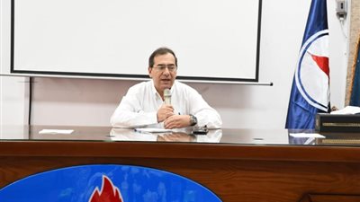 وزير البترول يعقد اجتماع موسع بحقول خالدة بالصحراء الغربية
