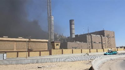 صور.. اندلاع حريق داخل محطة كهرباء جنوب القاهرة