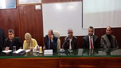 رئيس القناة للكهرباء يعقد اجتماع موسع مع رؤساء القطاعات بالاسماعيلية