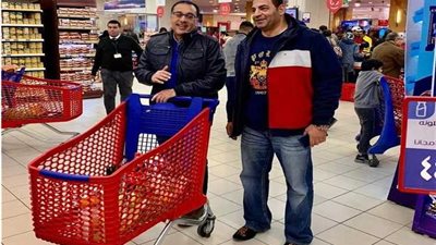 بالصور.. رئيس الوزراء يتسوق بدون حراسه