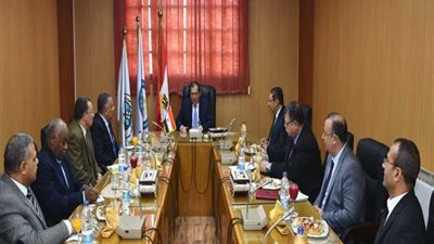 وزير البترول يجتمع بقيادات هيئة الثروة المعدنية لبحث الخطط والأهداف