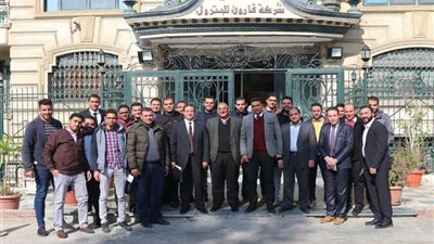 بالصور.. رئيس «قارون للبترول» يجتمع بالمهندسين الجدد بالشركة