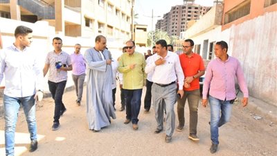 محافظ أسيوط يتفقد أعمال توصيل خطوط وشبكات الغاز بقرية بنى مر ضمن حياة كريمة
