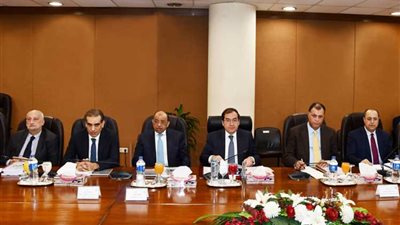 وزير البترول يعتمد الموازنات التخطيطية لشركات «النصر» و«والسويس للبترول» و«البتروكيماويات المصرية»