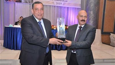 رئيس «أنربك» يشكر وزير البترول لجهوده في تشييد المشروعات الناجحة.. ويكرم المشاركين بمشروع إنتاج البنزين