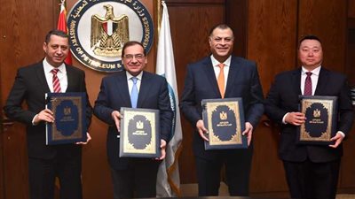 وزير البترول يوقع 9 اتفاقيات بحث جديدة بإستثمارات 452 مليون دولار بالبحر المتوسط والصحراء الغربية