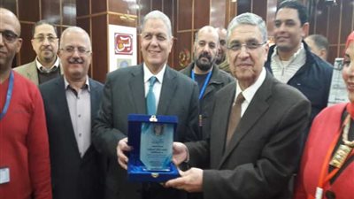 خلال زيارته لمعرض الفنون التشكيلية..رئيس شمال القاهرة يهدى وزير الكهرباء هدية تذكارية