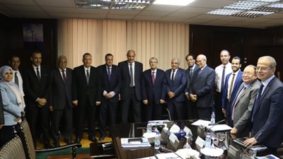 وزير الكهرباء يستعرض سير العمل ومعدلات الٱداء ب