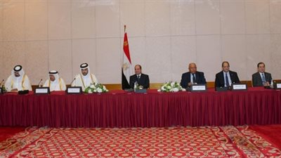 الرئيس السيسي يلتقي ممثلي رابطة رجال الأعمال القطريين بحضور الملا