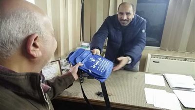 بعد فقدانه الأمل..العاملون بإيرادات زايد يعيدون الحياة لصاحب حقيبة الأموال