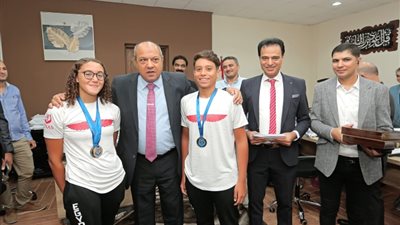 خلال تكريمه لهما..